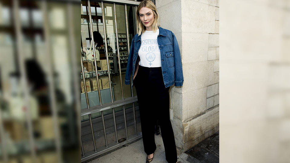Karlie Kloss kombiniert ihre Jeansjacke mit einem lässigen T-Shirt