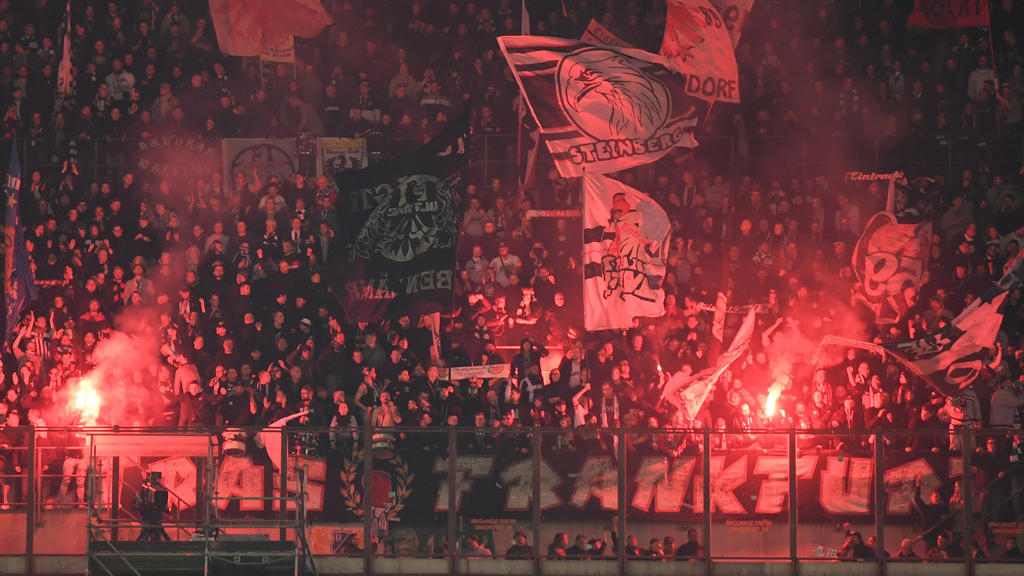 ARCHIV - 14.03.2019, Italien, Mailand: Fußball: Europa League, K.o.-Runde, Achtelfinale, Rückspiele: Inter Mailand - Eintracht Frankfurt im Guiseppe-Meazza-Stadion. Fans aus Frankfurt brennen auf der Tribüne Pyrotechnik ab . (zu dpa: «Eintracht-Anwal