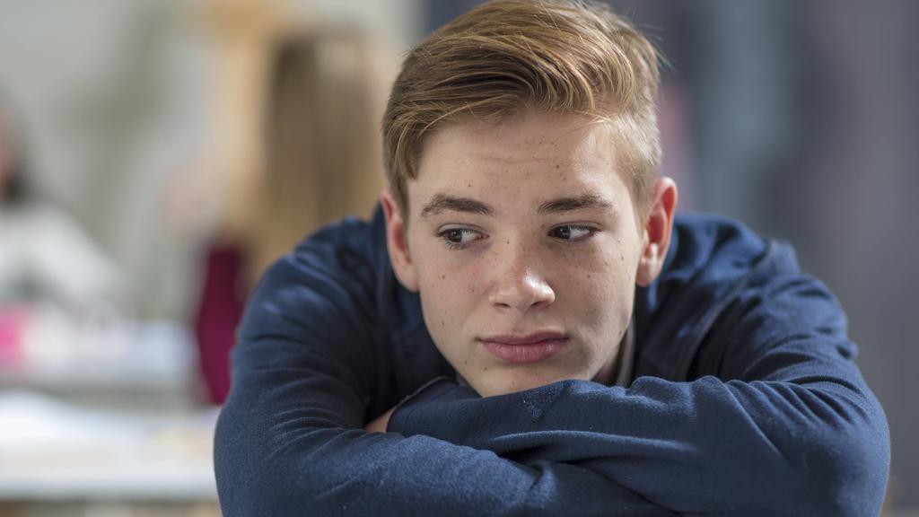 Junge ist in der Schule müde.