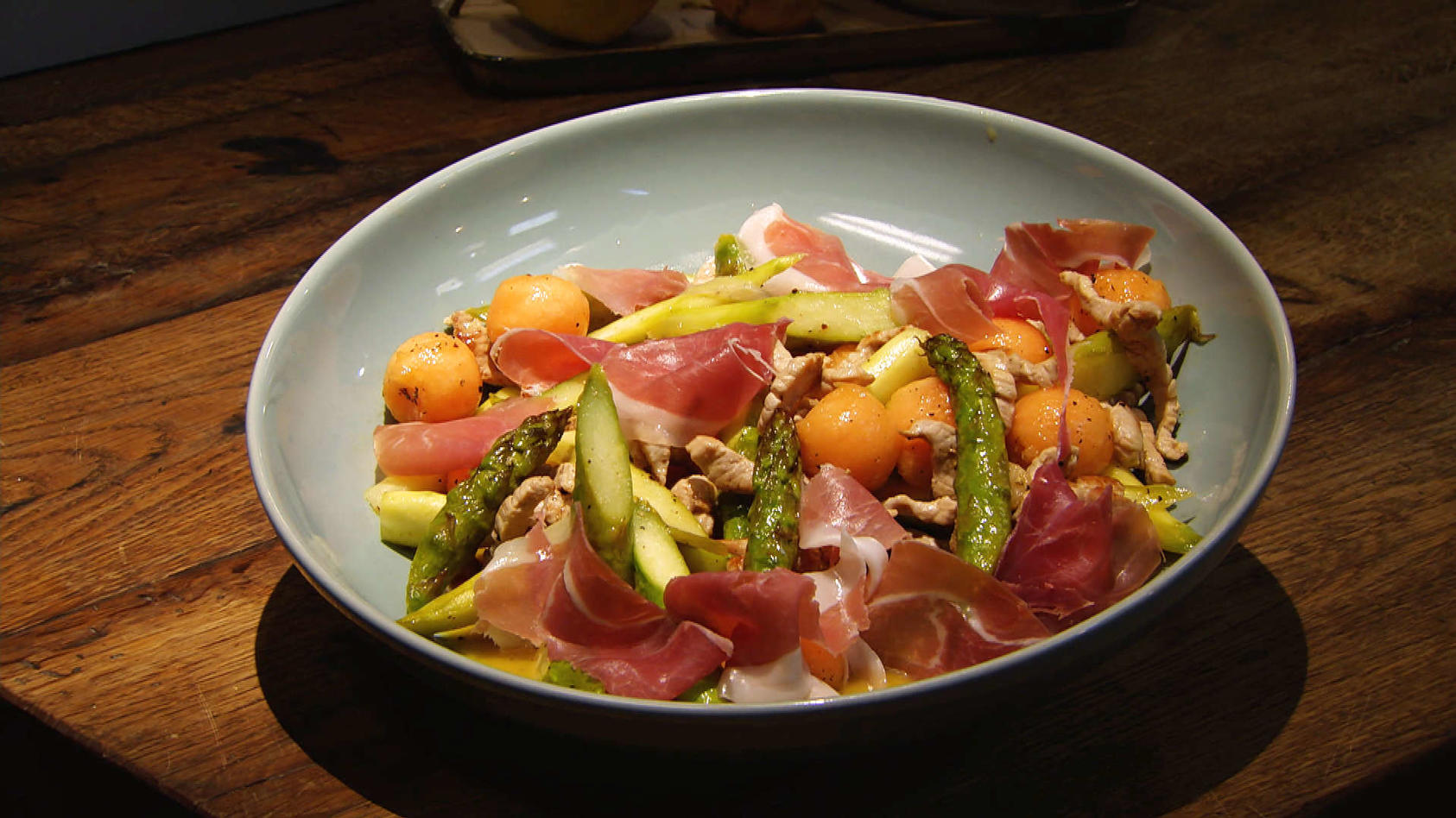 Spargel-Melonen-Salat mit Schweinegeschnetzeltem: Vorspeise von Andrea Schirmaier-Huber und Ronny Loll