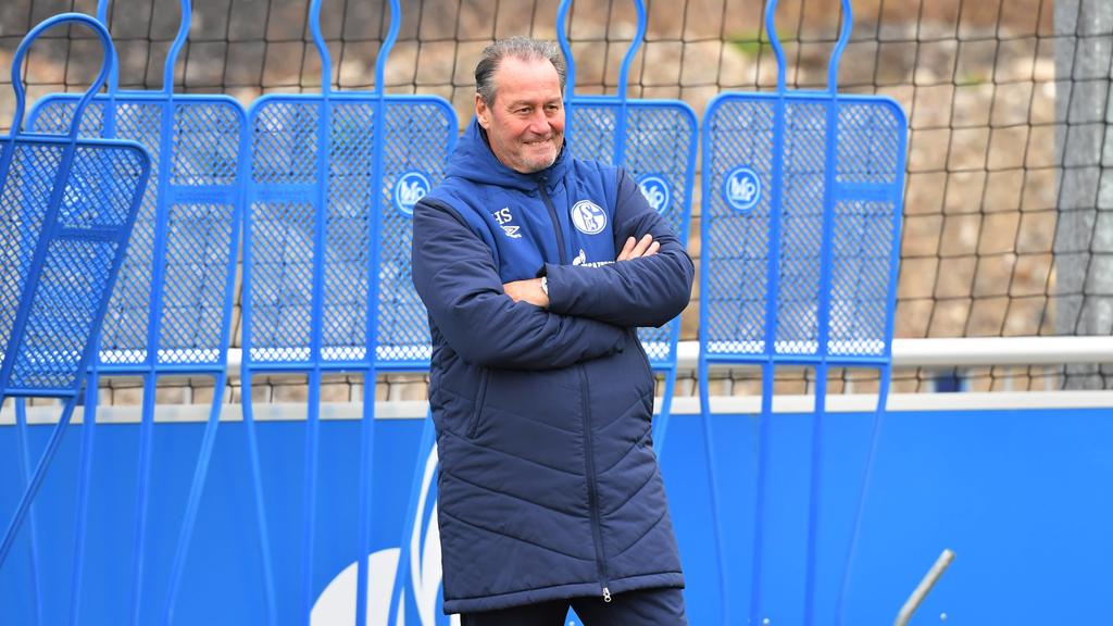 26.03.2019, Fussball GER, 1. Bundesliga Saison 2018 2019, Training FC Schalke 04, Trainer Huub Stevens (FC Schalke 04) *** 26 03 2019 Soccer GER 1 Bundesliga Season 2018 2019 Training FC Schalke 04 Trainer Huub Stevens FC Schalke 04 Team2