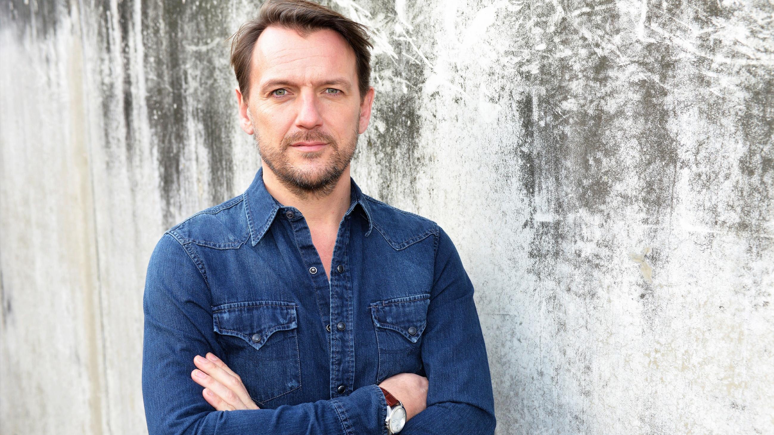 Nils Schulz spielt Robert Klee bei GZSZ.