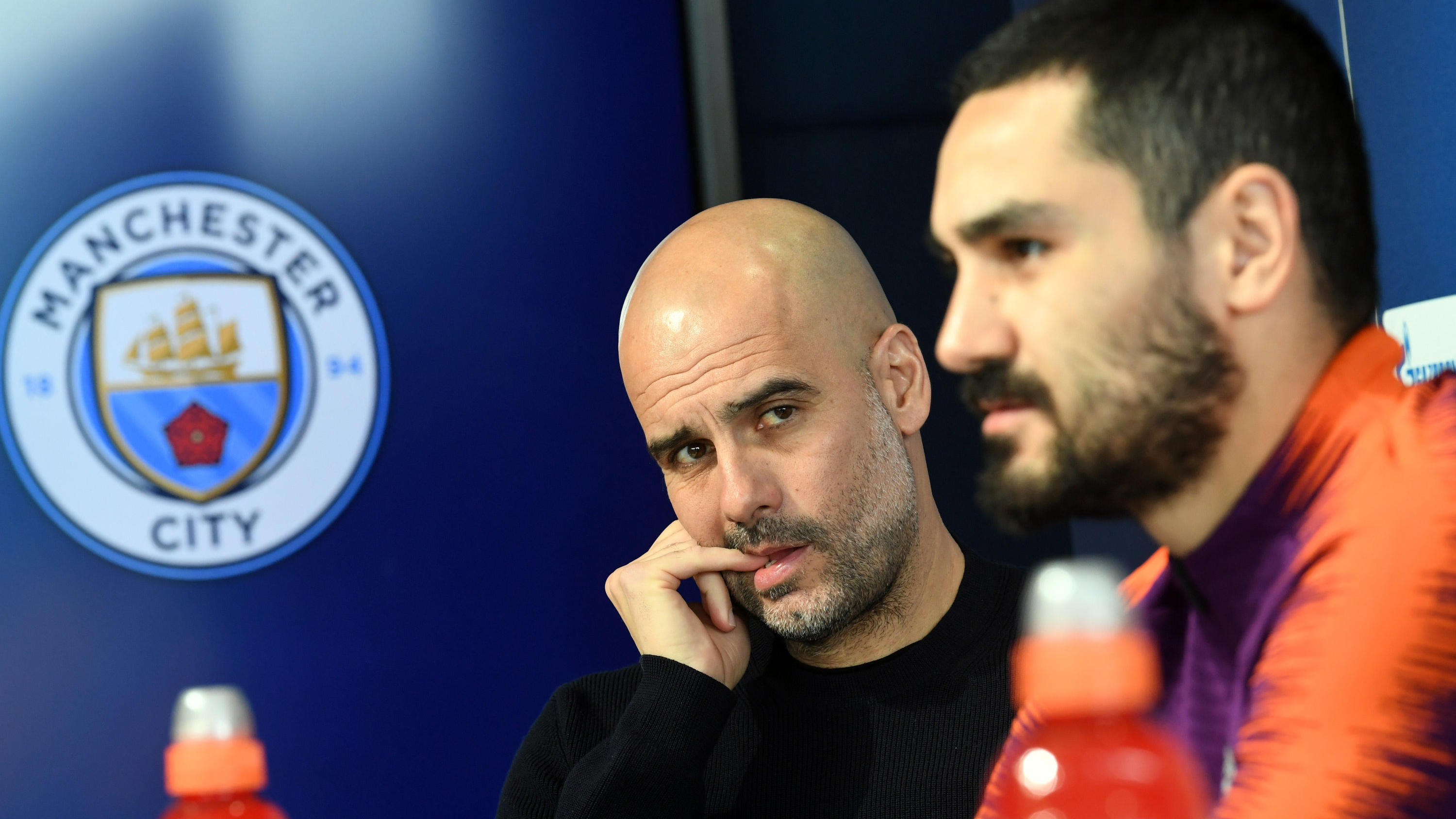 11.03.2019, Großbritannien, Manchester: Fußball: Champions League, vor dem Achtelfinal-Rückspiel Manchester City. Pressekonferenz mit Trainer Pep Guardiola und Ilkay Gündogan (r) von Manchester City im Etihad Stadion. Foto: Ina Fassbender/dpa +++ dpa