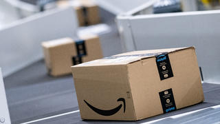 12.03.2019, Niedersachsen, Garbsen: Pakete des Paketversenders Amazon laufen im Sortierzentrum in Garbsen über die Bänder. Amazon sortiert die Pakete in Garbsen nach Auslieferungsgebiet und leitet sie dann an Paketzusteller weiter. In Niedersachsen betreibt Amazon bereits ein Logistikzentrum in Winsen. In Garbsen bei Hannover sollen 700 Arbeitsplätze entstehen. Foto: Peter Steffen/dpa +++ dpa-Bildfunk +++