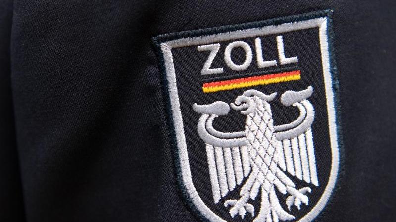 Das Logo der deutschen Zollbehörde während einer Pressekonferenz an einer Uniform.