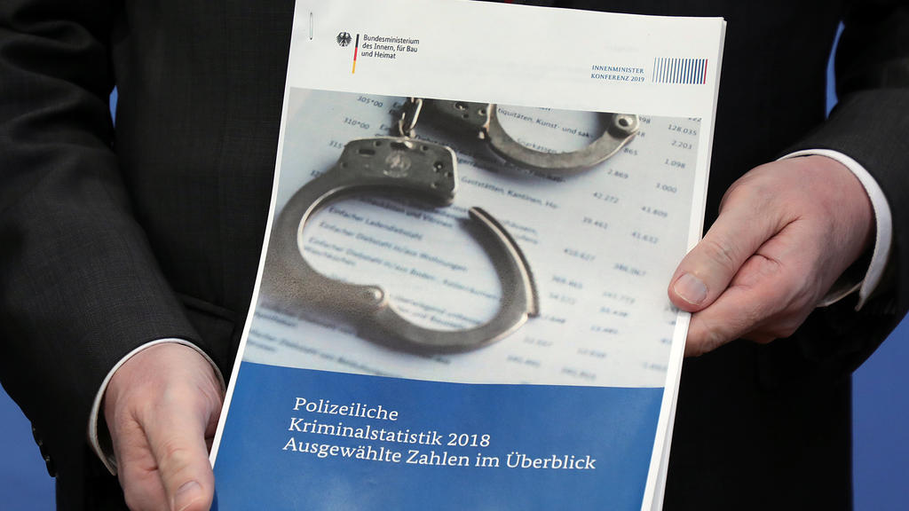 02.04.2019, Berlin: Horst Seehofer (CSU), Bundesminister des Innern, für Bau und Heimat, nimmt an der Vorstellung der Polizeilichen Kriminalstatistik (PKS) 2018 vor der Bundespressekonferenz teil und hält den Bericht dazu. Foto: Wolfgang Kumm/dpa +++