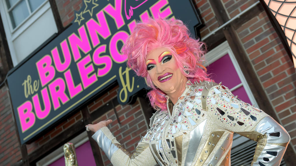 02.04.2019, Hamburg: Dragqueen Olivia Jones steht bei der Eröffnung ihres Burlesque-Nachtclubs "The Bunny Burlesque" in der Eingangstür. Foto: Axel Heimken/dpa +++ dpa-Bildfunk +++