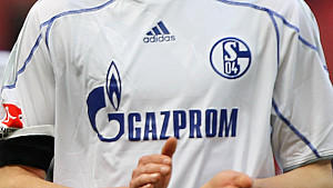 Das Gazprom-Logo bleibt wohl vorerst auf der Brust der Schalker.