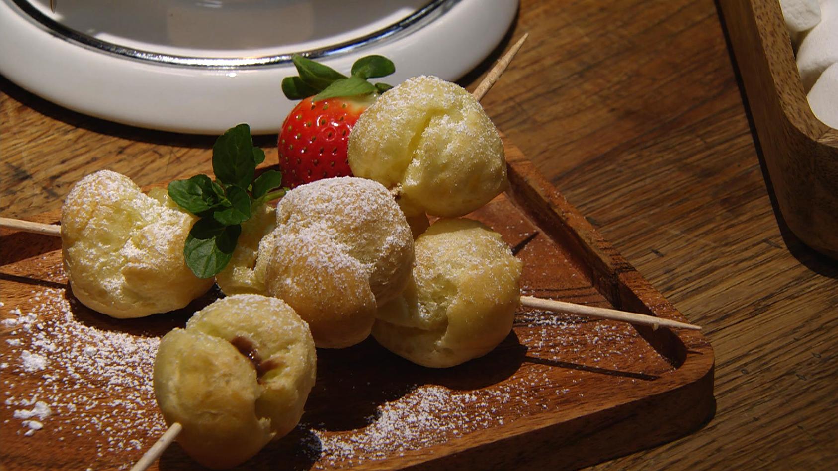 Gefüllte Brandteigbällchen mit Schoko-Fondue: Dessert von Meta Hiltebrand und Ludwig Heer