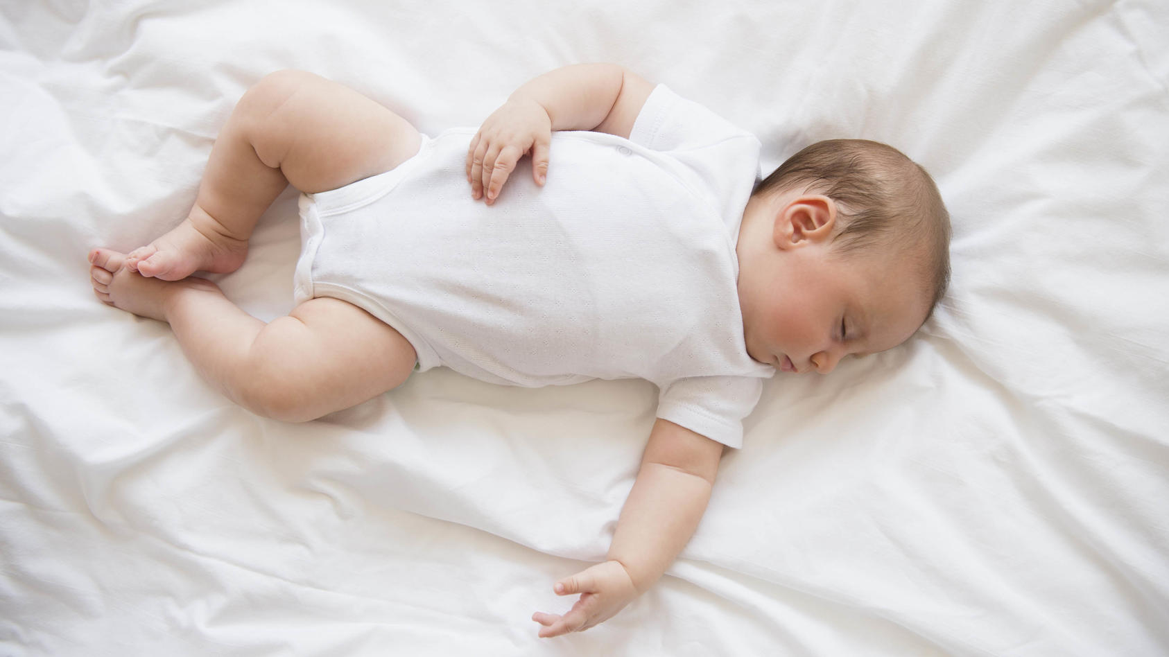 Besonders in den ersten Monaten brauchen die Babys viel Schlaf. Welche Schlafphasen es dabei erlebt, lesen Sie hier.