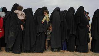 05.03.2019, Syrien, Baghouz: Frauen und Kinder, die aus dem letzten Gebiet, welches von der Terrormiliz Islamischer Staat (IS) besetzt ist, evakuiert wurden, warten darauf untersucht zu werden. Truppen unter kurdischer Führung gehen im Osten des Bürgerkriegslands seit Wochen gegen die letzte Bastion der Terrormiliz Islamischer Staat vor. Mittlerweile seien rund 55 000 Menschen in das Lager Al-Hul geflohen, 90 Prozent davon Frauen und Kinder. Foto: Andrea Rosa/AP/dpa +++ dpa-Bildfunk +++