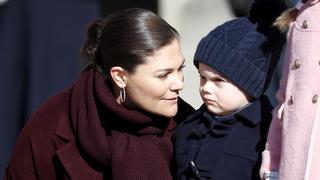 Prinzessin Victoria versucht den kleinen Grummel-Oscar aufzuheitern.