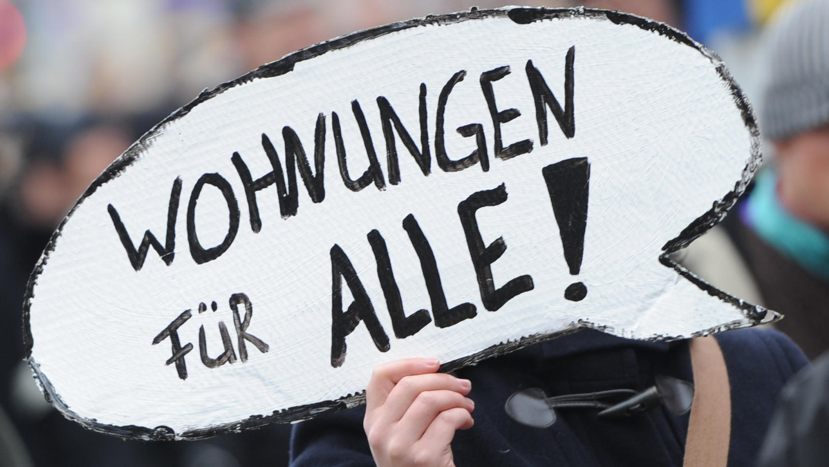 ARCHIV - 10.11.2012, Hamburg: Ein Frau demonstriert zusammen mit knapp 3000 Menschen gegen steigenden Mieten. (zu dpa «Auf dem Weg zu Berliner Verhältnissen? - Vor dem Aktionstag «Mietenwahnsinn stoppen»») Foto: Angelika Warmuth/dpa +++ dpa-Bildfunk 