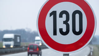 07.03.2019, Mecklenburg-Vorpommern, Suckow: An der Autobahn A24 in der Nähe von Suckow steht eine Verkehrsschild mit der Geschwindigkeitsangabe von 130 Stundenkilometer. Eine Petition für ein allgemeines Tempolimit von 130 Kilometern je Stunde auf deutschen Autobahnen hat die Evangelische Kirche in Mitteldeutschland (EKM) am 06.03.2019 gestartet. Kommen innerhalb von vier Wochen 50.000 Unterschriften zusammen, muss sich der Petitionsausschuss des Bundestags in einer öffentlichen Anhörung mit dem Thema beschäftigen. Foto: Jens Büttner/dpa-Zentralbild/dpa +++ dpa-Bildfunk +++