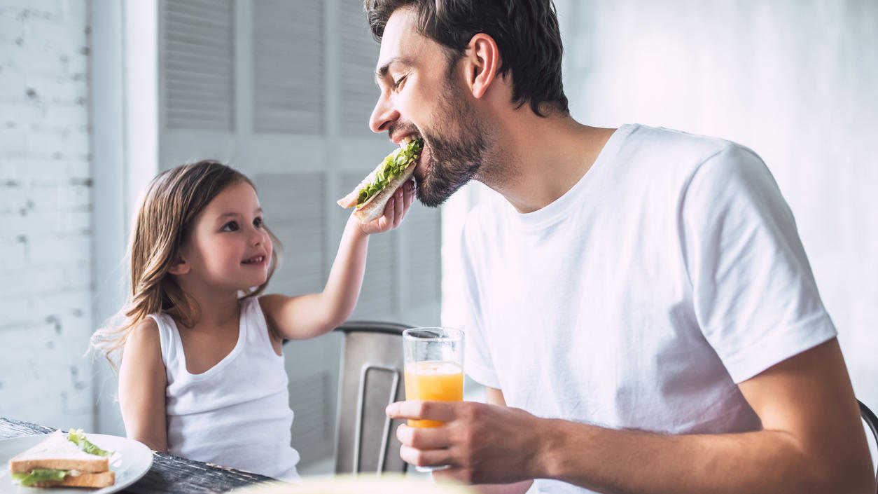 Vater und Tochter frühstücken gemeinsam