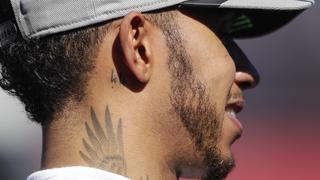 Lewis Hamilton mit einem Tattoo am Hals