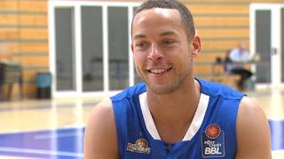 Andrej Mangold wirft jetzt wieder Körbe.