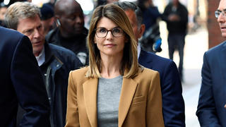 Actor Lori Loughlin leaves the federal courthouse after facing charges in a nationwide college admissions cheating scheme in Boston, Massachusetts, U.S., April 3, 2019.  REUTERS/Gretchen Ertl