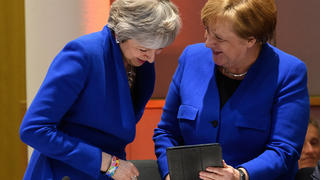 10.04.2019, Belgien, Brüssel: Theresa May (l), Premierministerin von Großbritannien, und Bundeskanzlerin Angela Merkel (CDU), lachen bei einem Gespräch vor dem offiziellen Abendessen des EU-Sondergipfels zum Brexit. Kurz vor dem Beginn des EU-Sondergipfels zum Brexit hat sich eine erneute Verschiebung des britischen EU-Austritts abgezeichnet. Foto: Leon Neal/PA Wire/dpa +++ dpa-Bildfunk +++