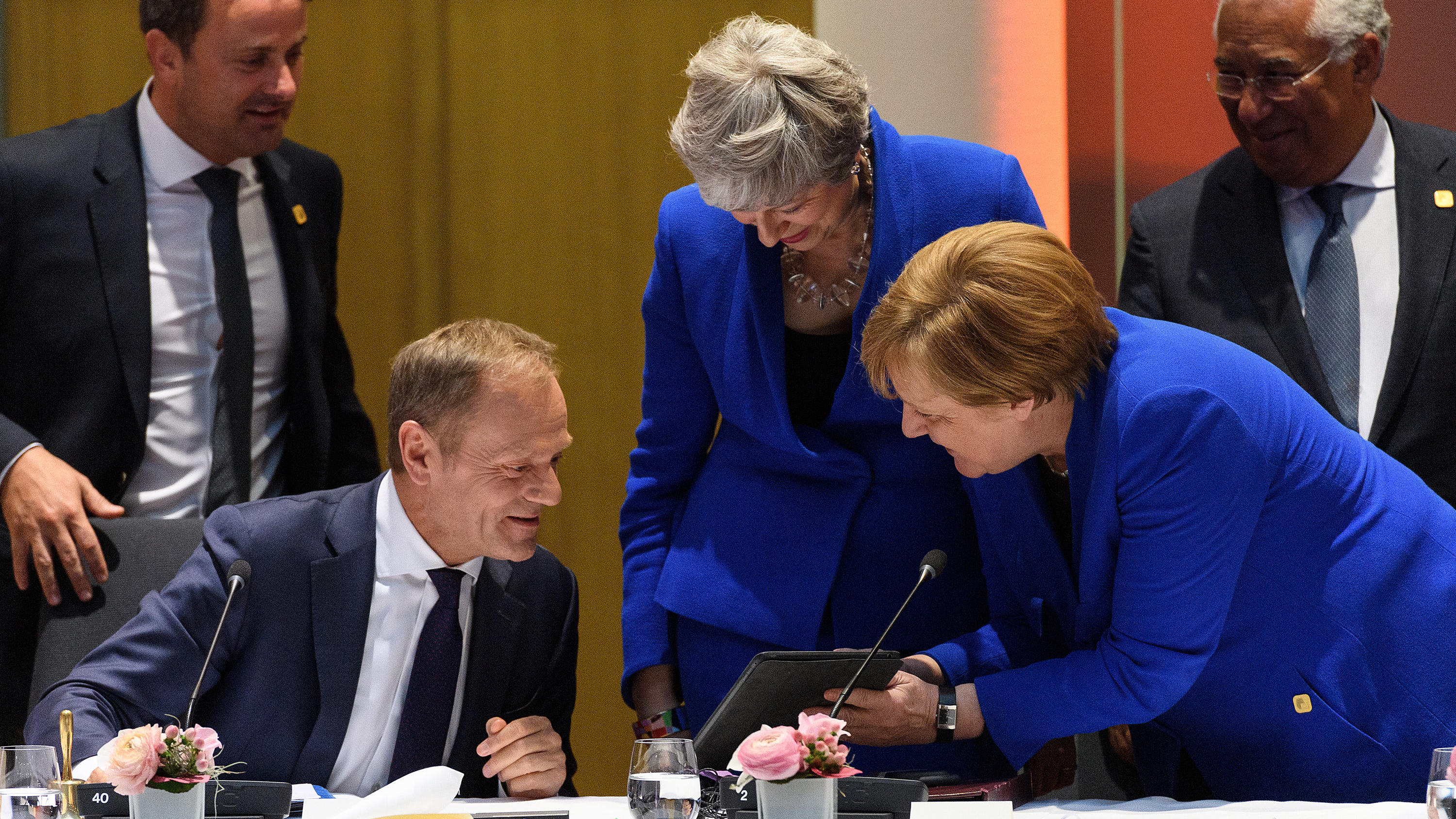 10.04.2019, Belgien, Brüssel: Donald Tusk (2.v.l.), Präsident des Europäischen Rates, Theresa May (M), Premierministerin von Großbritannien, und Bundeskanzlerin Angela Merkel (2.v.r., CDU), lachen bei einem Gespräch vor dem offiziellen Abendessen des