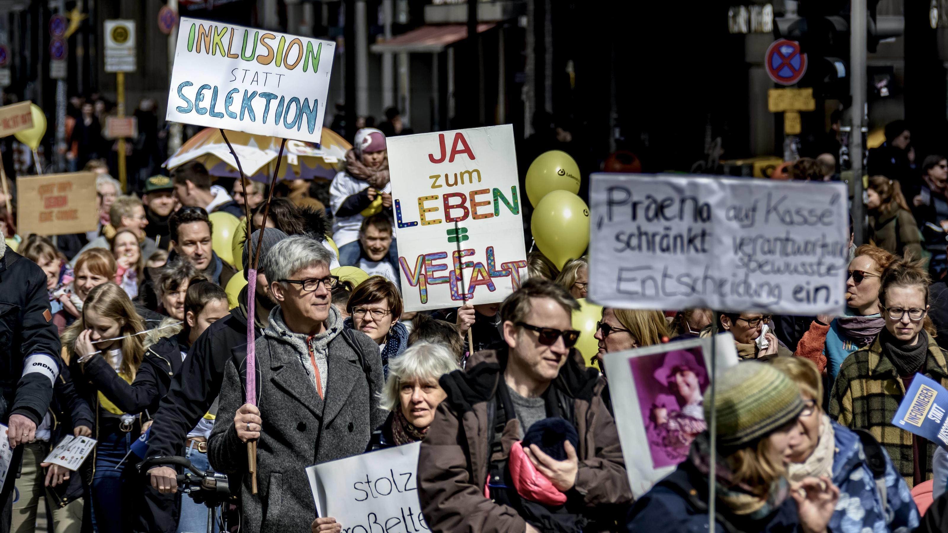 News Bilder des Tages Mit einer Demonstration unter dem Motto: INKLUSION STATT SELEKTION protestieren Eltern und Betroffene anlässlich der Bundestagsdebatte über den Nutzen nichtinvasiver Bluttests zur Diagnose von Trisomien, wie etwa dem Down-Syndro