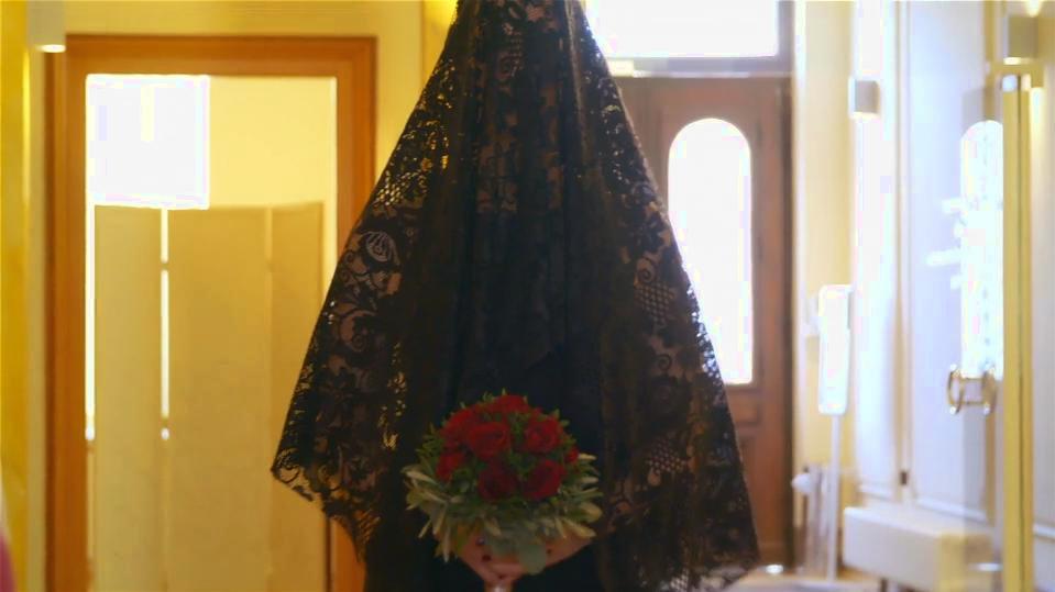 hochzeit-a-la-florian-heike-heike-schreitet-zum-altar-in-schwarz