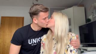 temptation-island-2019-chris-schmalbach-stellt-seinen-koerper-gerne-zur-schau