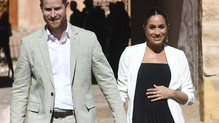 ARCHIV - 25.02.2019, Marokko, Rabat: Hand in Hand gehen Prinz Harry von Großbritannien und seine Frau Meghan, Herzogin von Sussex, zur Besichtung der Andalusischen Gärten. (zu dpa "Warten aufs royale Baby: Alles, was man wissen muss") Foto: Facundo Arrizabalaga/EPA Pool/AP/dpa +++ dpa-Bildfunk +++