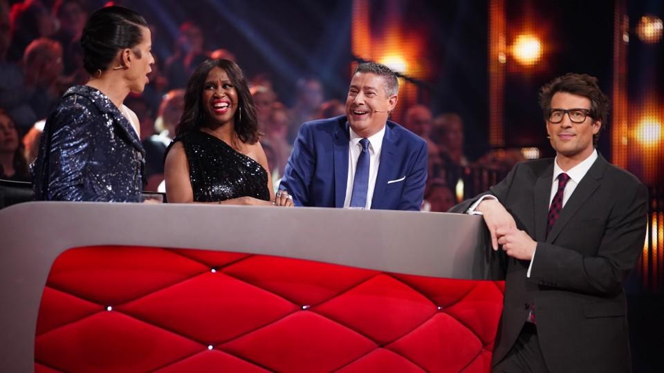 Die Jury: Jorge González (l.), Motsi Mabuse und Joachim Llambi mit Moderator Daniel Hartwich (r.). Verwendung der Bilder für Online-Medien ausschließlich mit folgender Verlinkung: 'Alle Infos zu 'Let´s Dance' im Special bei RTL.de: https://www.rtl.d