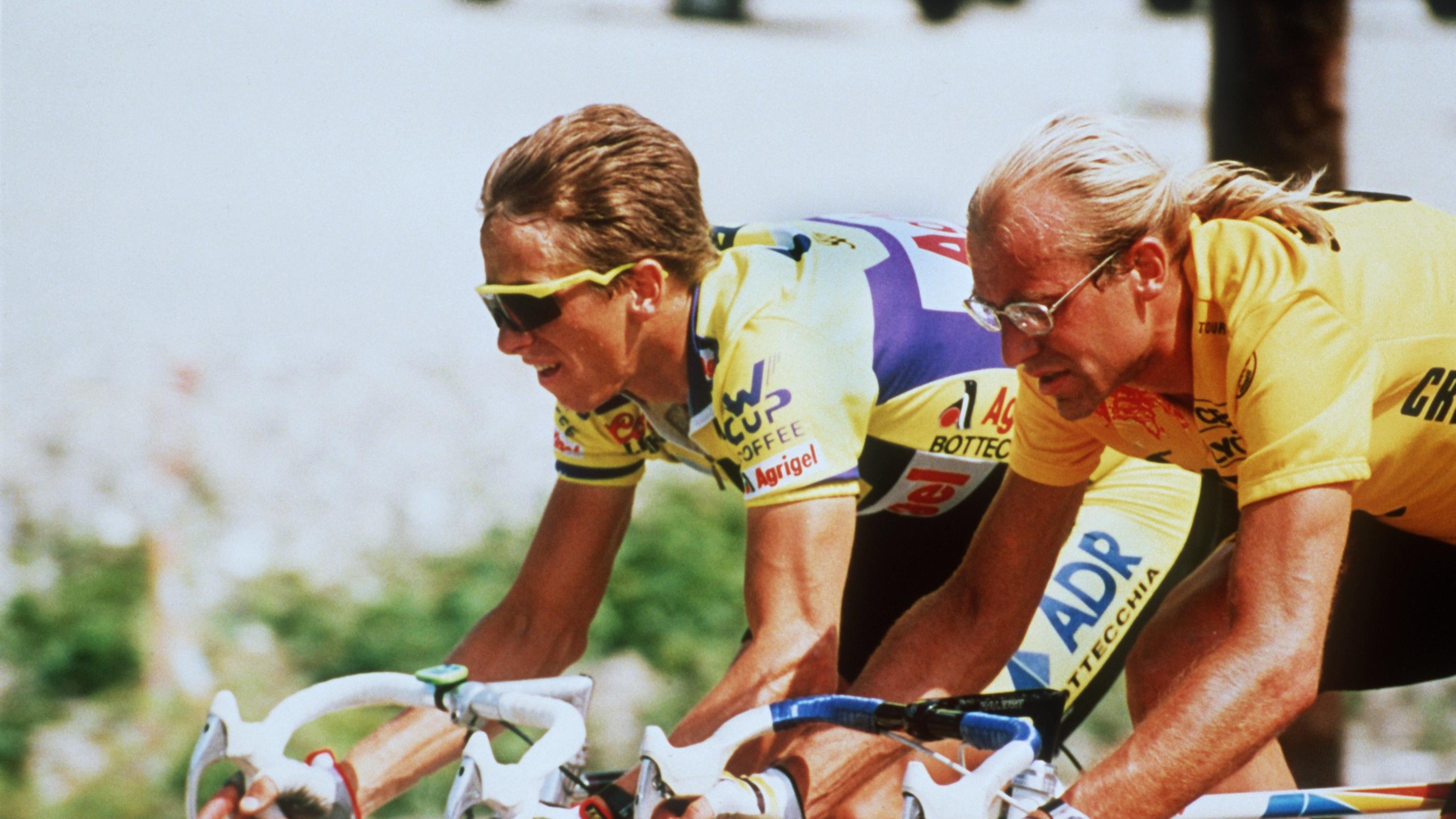 Der US-Radprofi Greg leMond (l) und sein französischer Konkurrent Laurent Fignon fahren Seite an Seite am 21.7.1989 in Aix-les-Bains auf der 19. Etappe der 76. Tour de France. Am 23.7.1989 liefern sich beide auf der 21. und letzten Etappe im Zeitfahr
