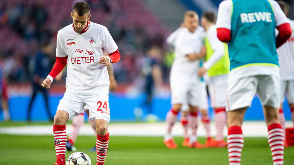 15.04.2019, Nordrhein-Westfalen, Köln: Fußball: 2. Bundesliga, 1. FC Köln - Hamburger SV, 29. Spieltag. Kölns Dominick Drexler trägt während des Aufwärmens ein T-Shirt mit der Aufschrift "Alles Jode Dieter". Dieter Anfang, der Vater von Kölns Trainer