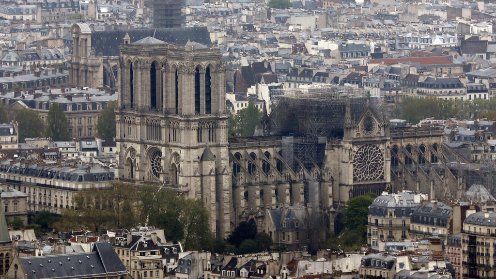 16.04.2019, Frankreich, Paris: Der Blick vom Bürogebäude Montparnasse auf die Kathedrale Notre-Dame. Nach dem verheerenden Brand am Montagabend (15.04.2019) in der Pariser Kathedrale Notre-Dame sind die Flammen komplett gelöscht. Foto: Thibault Camu