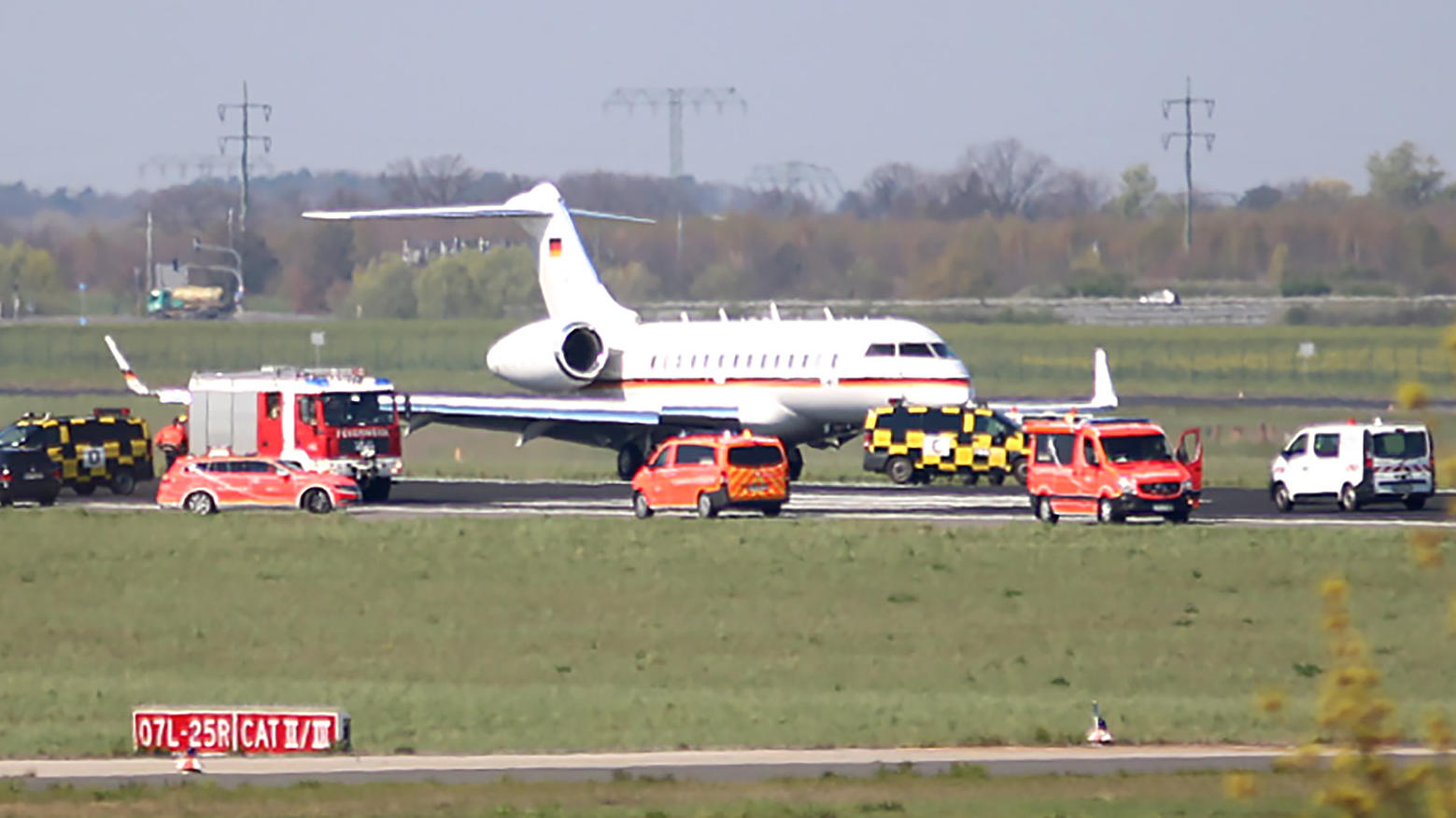 Ein Luftwaffen-Jet ist mit Problemen auf dem Berliner Flughafen Schönefeld gelandet.