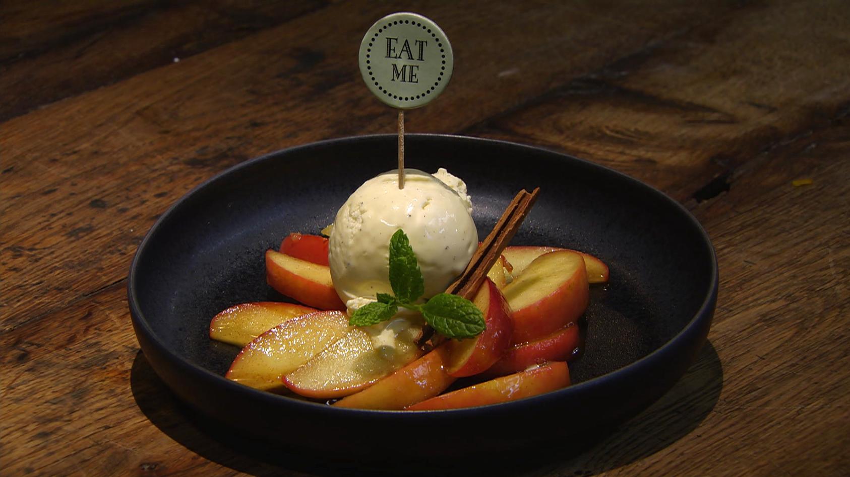 Zimtäpfel mit Vanilleeis: Dessert von Meta Hiltebrand