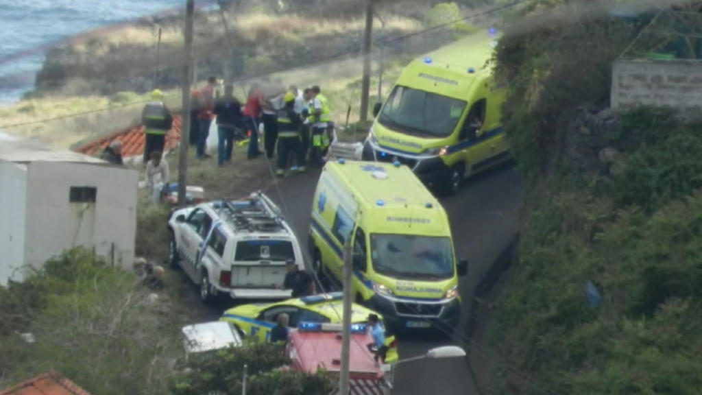 17.04.2019, Portugal, Funchal (Madeira): Screenshot eines Videos. Rettungsdienste bergen Verletzte nach einem schweren Busunglück auf der portugiesischen Ferieninsel Madeira. Mindestens 28 Menschen sind ums Leben gekommen. Der Fahrer hatte offenbar i