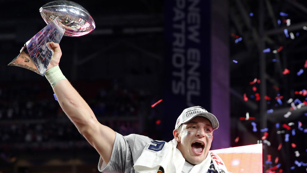 FILE PHOTO:  New England Patriots tight end Rob Gronkowski holds up the Vince Lombardi Trophy after his team defeated the Seattle Seahawks in the NFL Super Bowl XLIX football game in Glendale, Arizona, February 1, 2015. REUTERS/Lucy Nicholson/File Ph