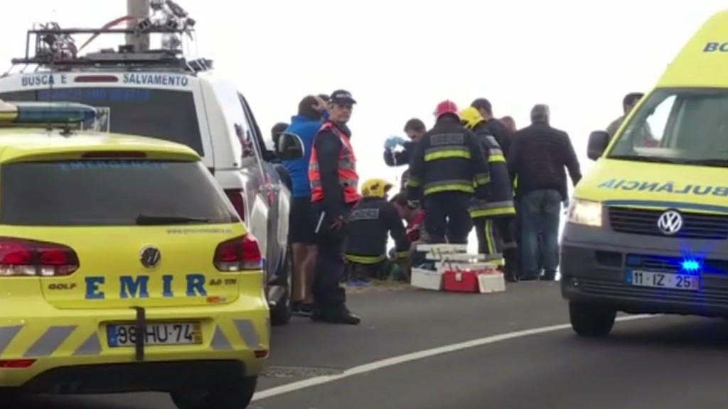 17.04.2019, Portugal, Funchal (Madeira): Screenshot eines Videos. Rettungsdienste bergen Verletzte nach einem schweren Busunglück auf der portugiesischen Ferieninsel Madeira. Mindestens 28 Menschen sind ums Leben gekommen. Der Fahrer hatte offenbar i