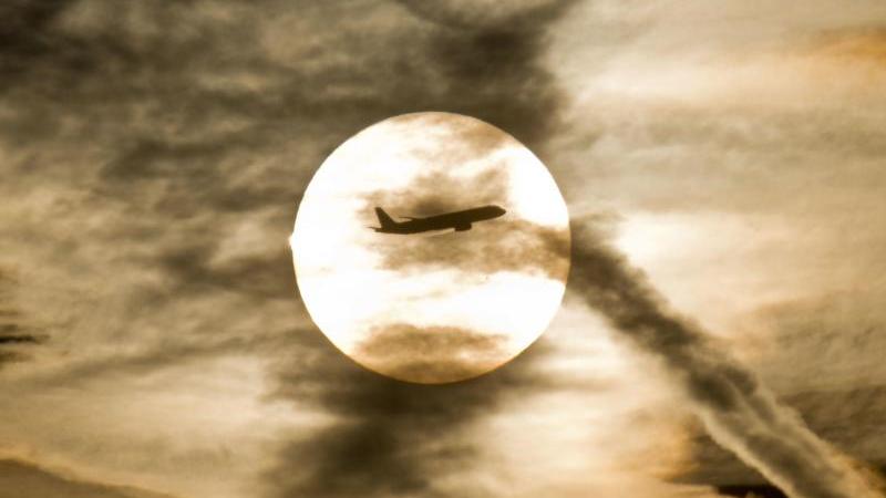 Flugzeug am Himmel - Flugreisen sind besonders klimaschädlich. Foto: Frank Rumpenhorst