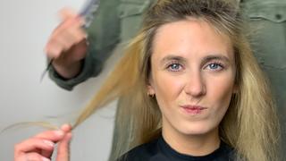 Marion mit Gelbstich in den Haaren kurz vor Friseurbehandlung