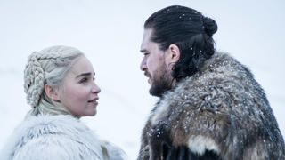 HANDOUT - 03.04.2019, ---: Emilia Clarke als Daenerys Targaryen und Kit Harington als Jon Schnee in einer Folge der achten Staffel der Serie «Games of Thrones» (GoT, undatierte Filmszene). In der Nacht zum 15. April 2019 soll die erste Folge der Staffel in Deutschland bei Sky abrufbar sein. (Zu dpa Die letzte Staffel: «Game of Thrones» bei Sky und dann bei RTL II vom 15.04.2019) Foto: Handout/Sky/dpa - ACHTUNG: Nur zur redaktionellen Verwendung im Zusammenhang mit einer Berichterstattung über den Film und nur mit vollständiger Nennung des vorstehenden Credits +++ dpa-Bildfunk +++