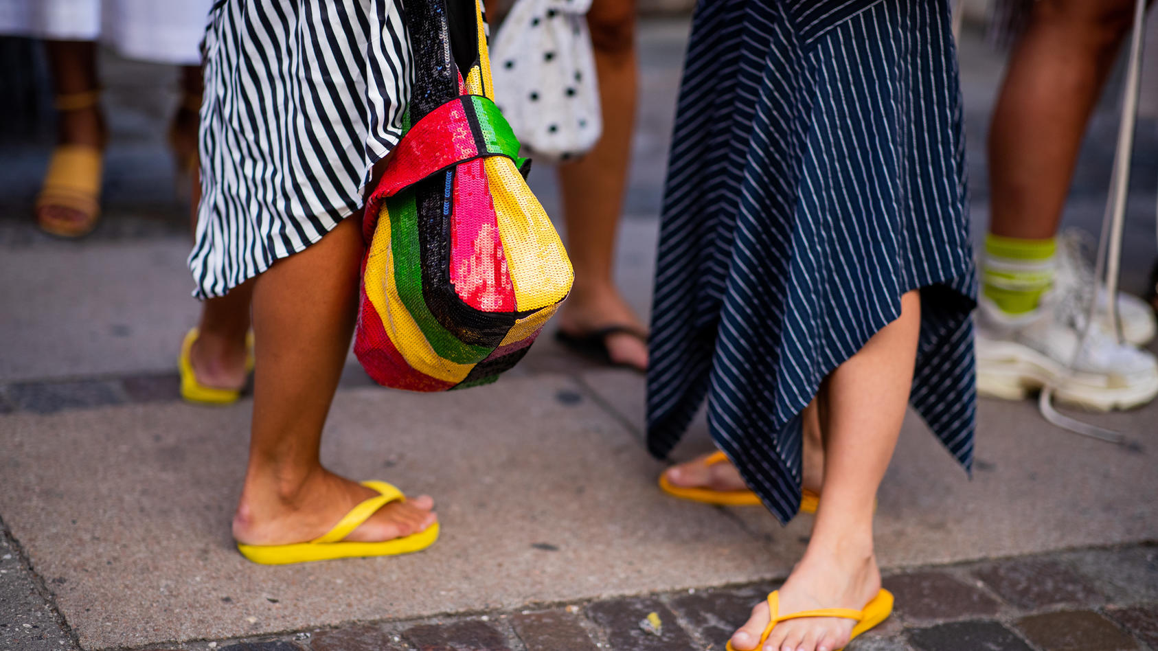 Chic gekleidete Frauen mit Flip-Flops
