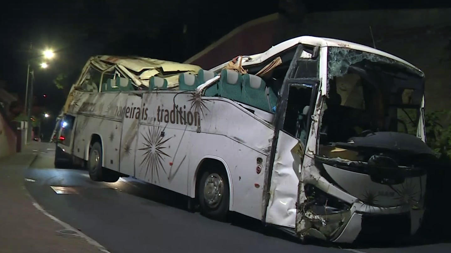 dpatopbilder - 18.04.2019, Portugal, Funchal: Ein Fahrzeug schleppt einen demolierten Bus ab. An Bord des Unglücksbusses auf der portugiesischen Urlaubsinsel Madeira waren nach bisherigen Erkenntnissen des Reiseveranstalters trendtours 51 seiner Gäst