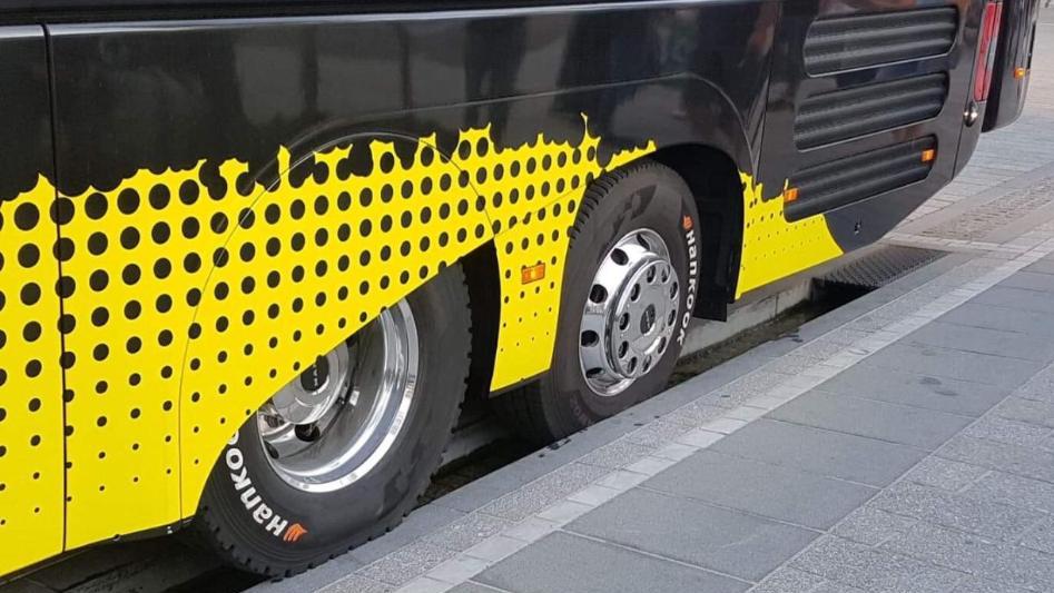 Der Dortmunder Teambus blieb in einem 'Bächle' stecken