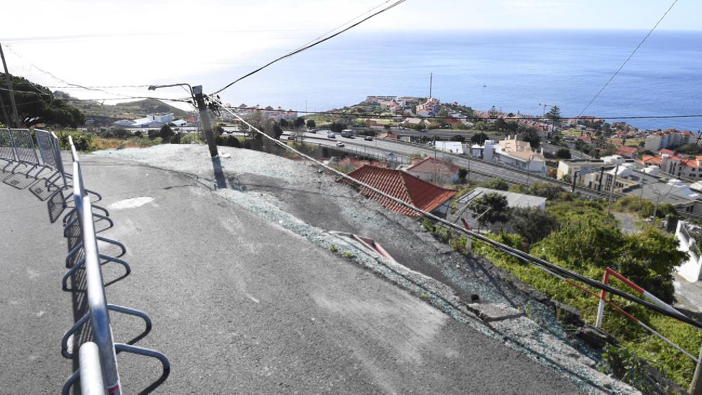 Schwerer Unfall auf Madeira: Der Bus stürzte diesen Abhang hinunter und krachte in ein Haus.