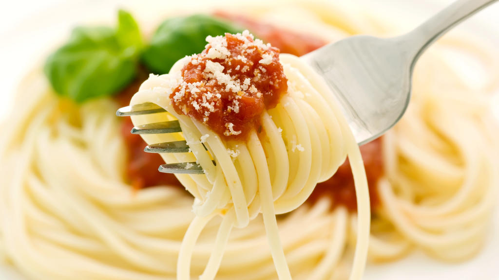 Spaghetti mit Tomatensoße und Parmesan auf Gabel