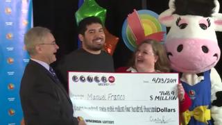 Lotto-Gewinner Manuel Franco mit seinem Scheck