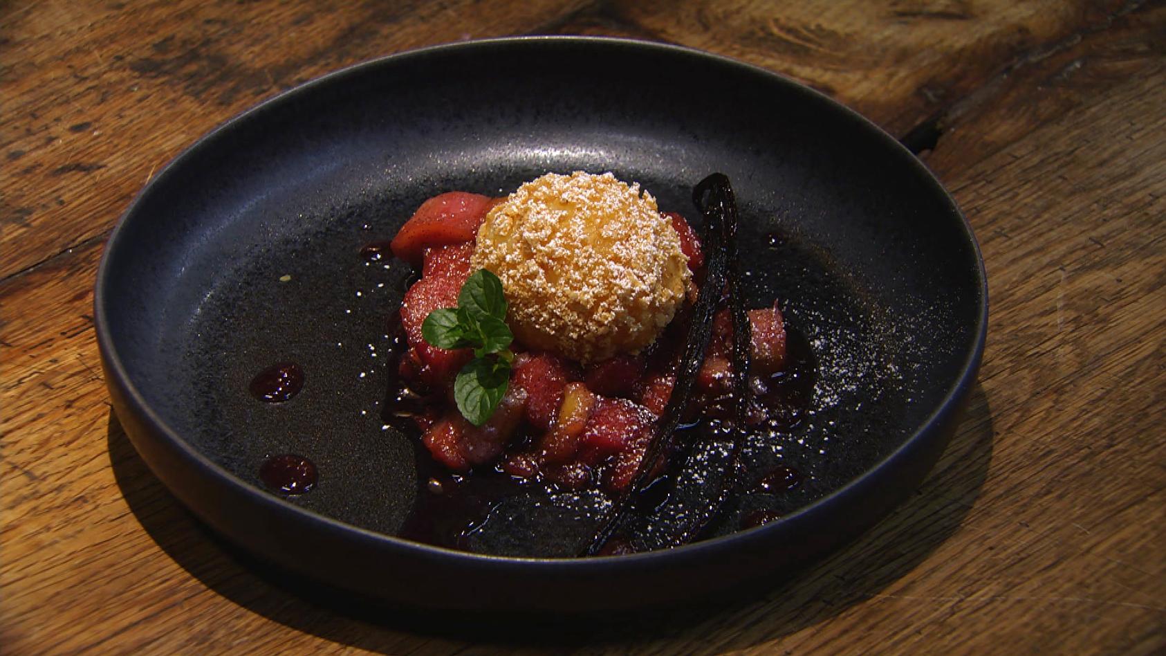 Amarettini-Knödel mit Rhabarberkompott: Dessert von Andrea Schirmaier-Huber und Ronny Loll