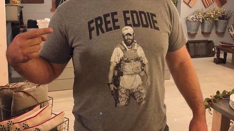 Im Internet werden T-Shirt mit der Aufschrift "Free Eddie" verkauft.