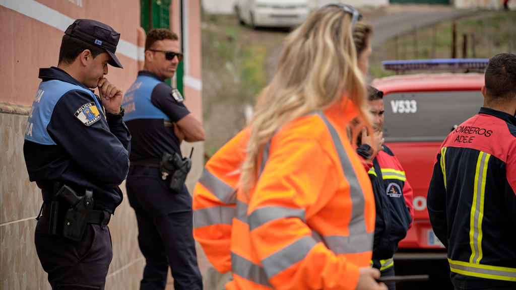 HANDOUT - 24.04.2019, Spanien, Santa Cruz de Tenerife: Auf diesem von der spanischen Zeitung «El Dia de Tenerife» zur Verfügung gestellten Bild führen Polizisten und Mitglieder der Feuerwehr einen Einsatz im Zusammenhang mit einer vermissten Frau aus