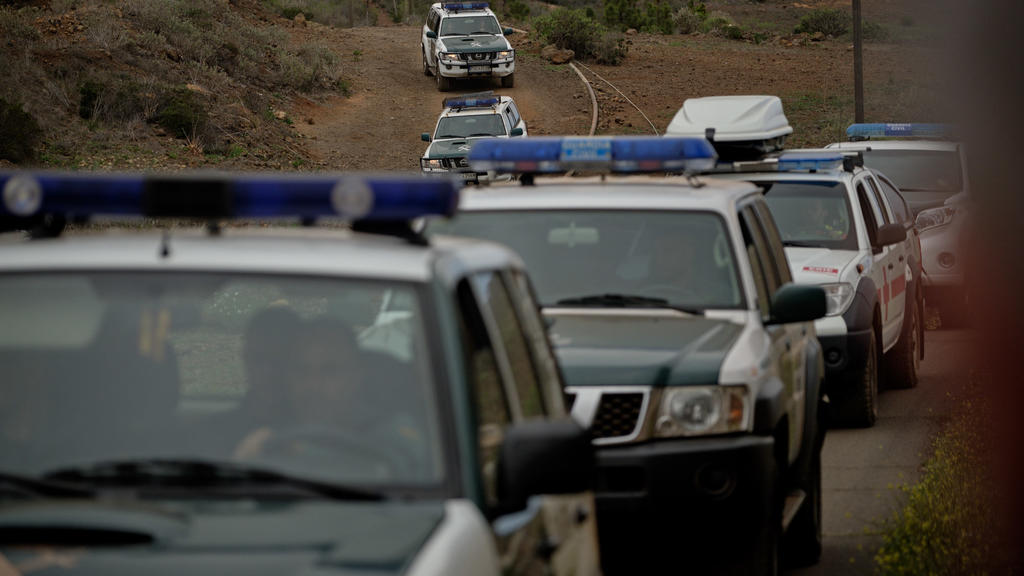 HANDOUT - 24.04.2019, Spanien, Santa Cruz de Tenerife: Auf diesem von der spanischen Zeitung «El Dia de Tenerife» zur Verfügung gestellten Bild führen Polizisten eine große Suchaktion nach einer Frau aus Deutschland und ihrem zehn Jahre alten Sohn du